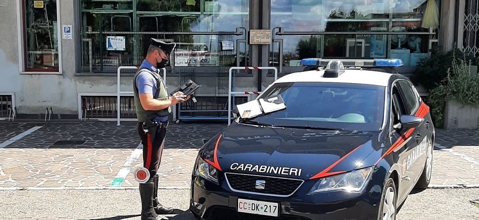Razzia a scuola per rubare colla, penne e scotch: i carabinieri denunciano 3 minorenni
